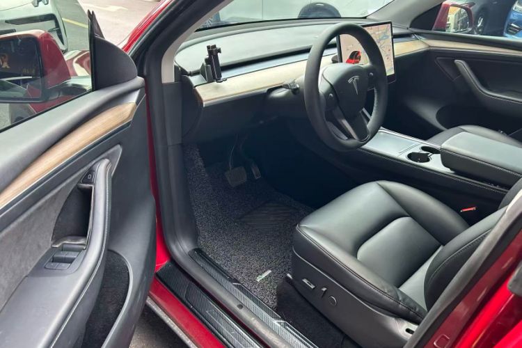 Used Tesla Model Y 2021 Long-Range All-Wheel-Drive Version Interior 1