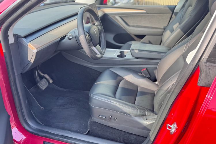 Used Tesla Model Y 2021 Long-Range All-Wheel-Drive Version 3D7 Interior 1