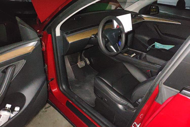 Used Tesla Model Y 2021 Long-Range All-Wheel-Drive Version Interior 3