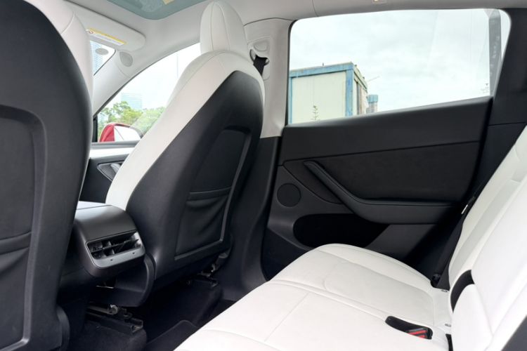 Used Tesla Model Y 2021 Long-Range All-Wheel-Drive Version 3D7 Interior 4