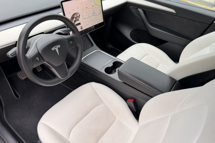 Used Tesla Model Y 2021 Long-Range All-Wheel-Drive Version 3D7 Interior 8