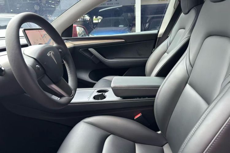 Used Tesla Model Y 2021 Long-Range All-Wheel-Drive Version Interior 9