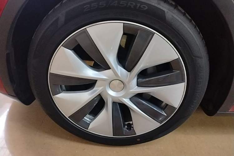 Used Tesla Model Y 2021 Standard Range Rear-Wheel Drive Version Left Front Wheel Hub