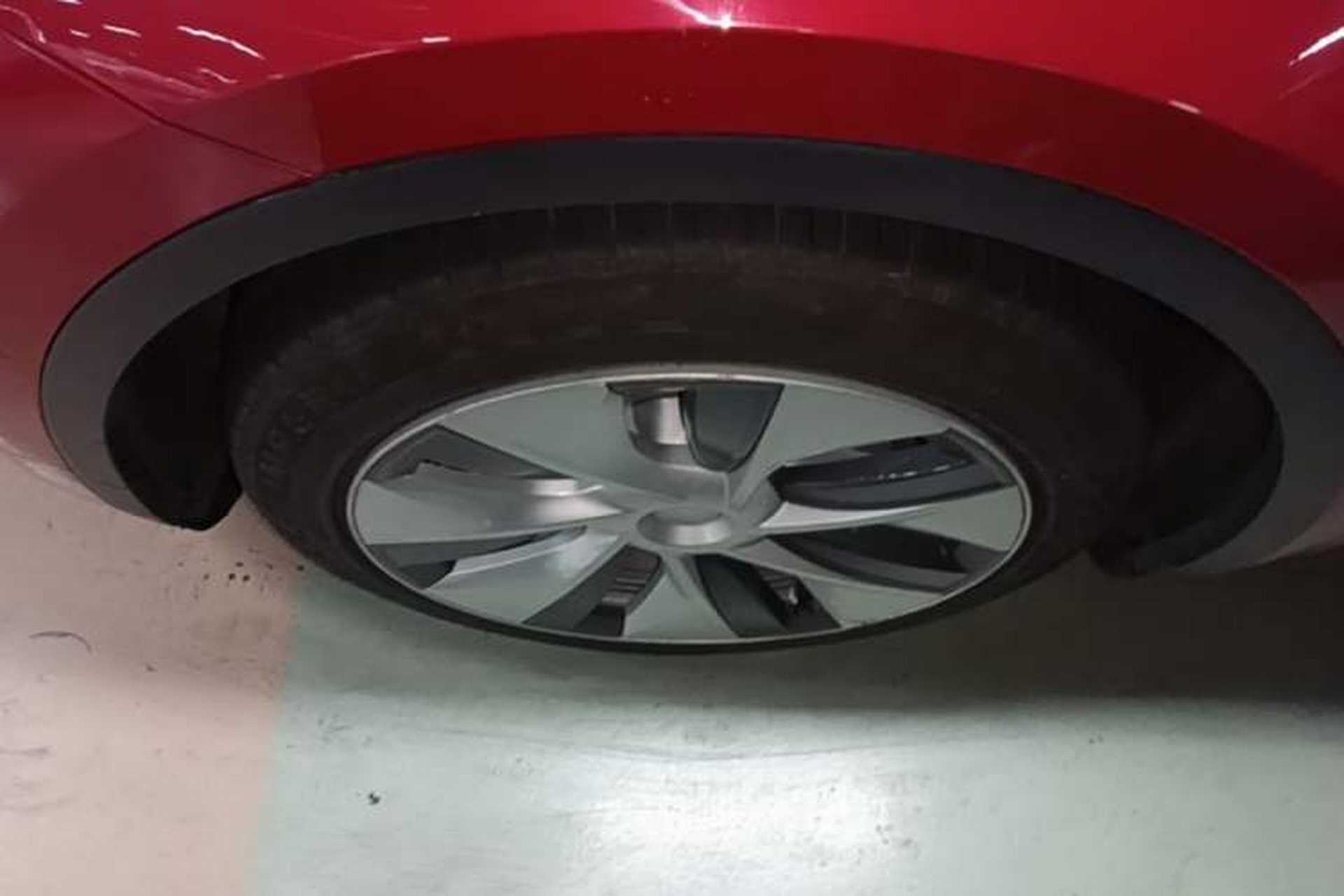 Used Tesla Model Y 2021 Long-Range All-Wheel-Drive Version Left Front Wheel Hub