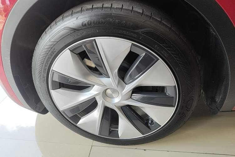 Used Tesla Model Y 2021 Long-Range All-Wheel-Drive Version 3D7 Left Front Wheel Hub