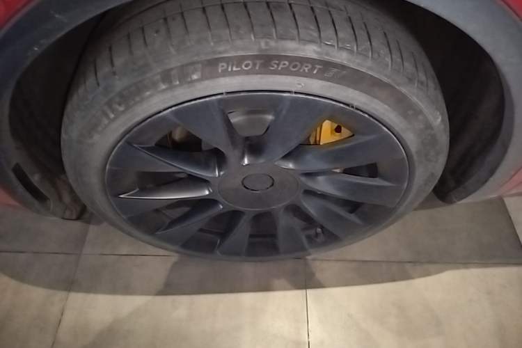 Used Tesla Model Y 2021 Long-Range All-Wheel-Drive Version Left Front Wheel Hub