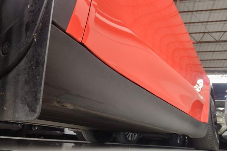 Used Tesla Model Y 2021 Standard Range Rear-Wheel Drive Version Left Side Sill
