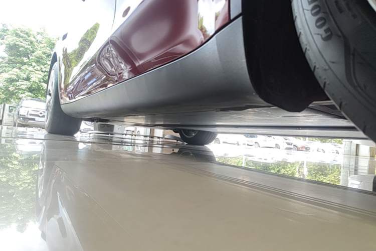 Used Tesla Model Y 2021 Long-Range All-Wheel-Drive Version 3D7 Left Side Sill