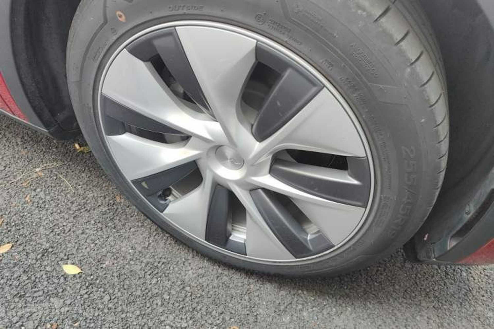 Used Tesla Model Y 2021 Standard Range Rear-Wheel Drive Version Right Front Wheel Hub