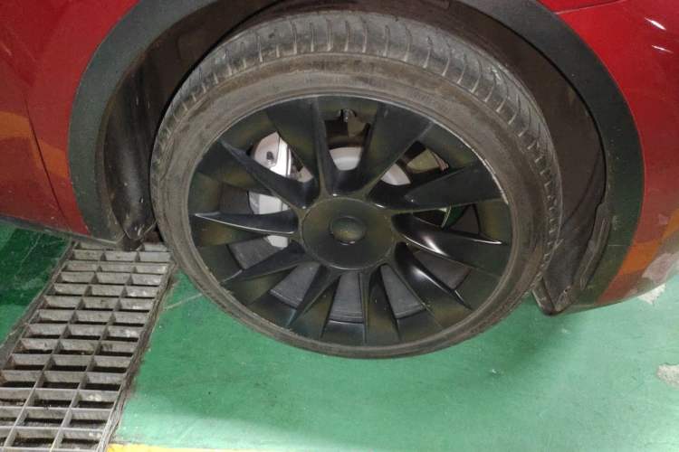 Used Tesla Model Y 2021 Long-Range All-Wheel-Drive Version Right Front Wheel Hub