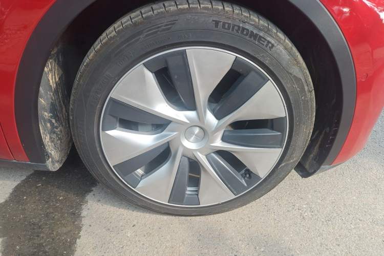 Used Tesla Model Y 2021 Long-Range All-Wheel-Drive Version Right Front Wheel Hub