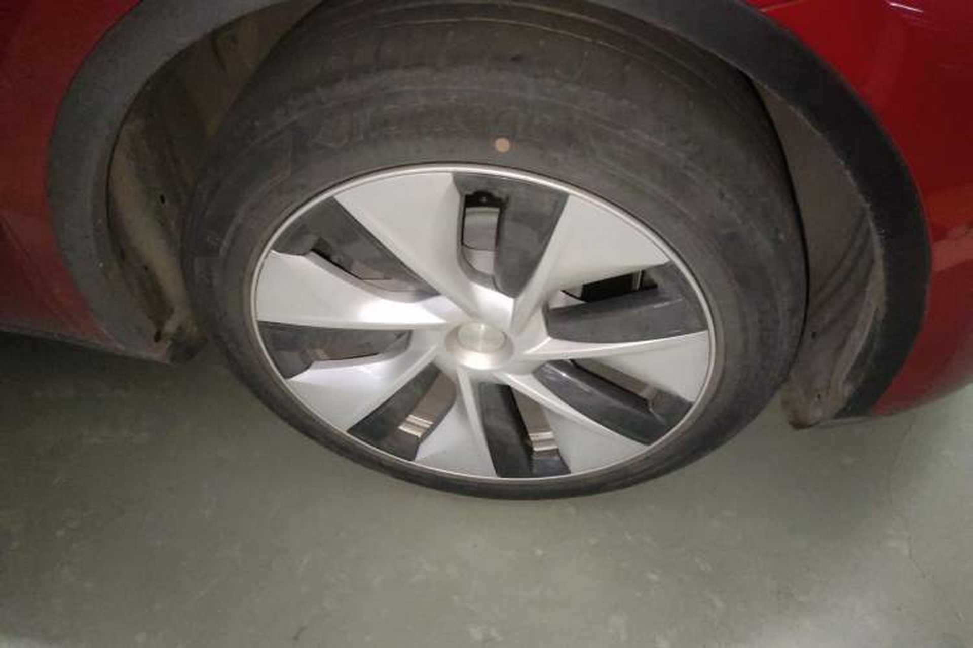 Used Tesla Model Y 2021 Long-Range All-Wheel-Drive Version Right Front Wheel Hub