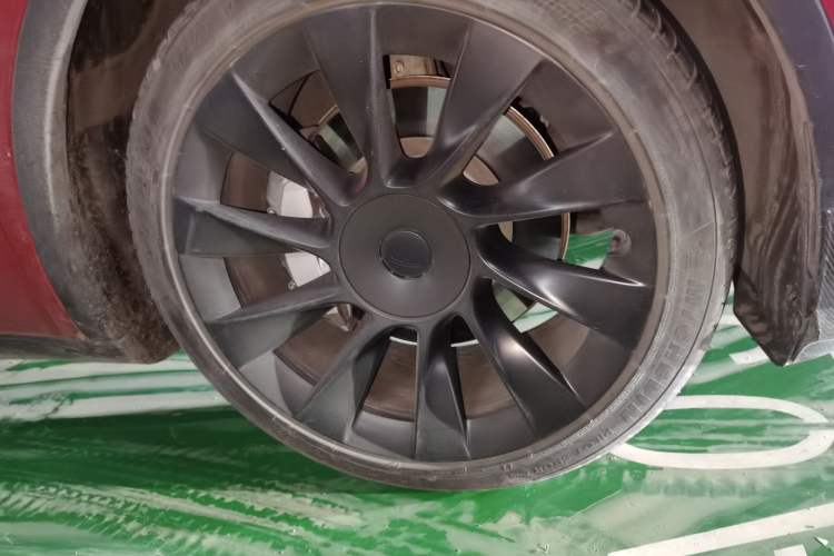 Used Tesla Model Y 2021 Long-Range All-Wheel-Drive Version 3D7 Right Front Wheel Hub