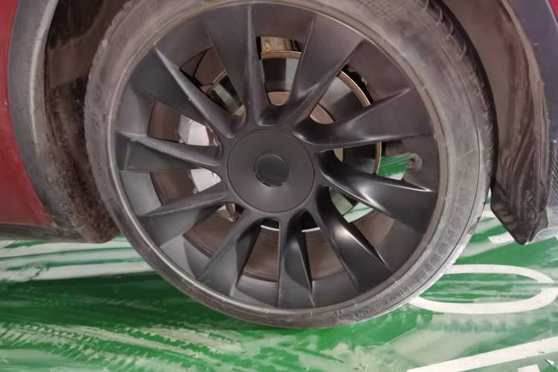 Used Tesla Model Y 2021 Long-Range All-Wheel-Drive Version 3D7 Right Front Wheel Hub