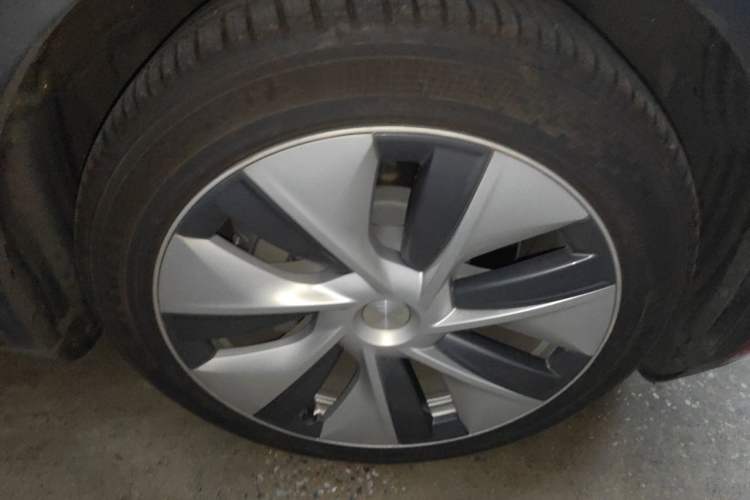 Used Tesla Model Y 2021 Long-Range All-Wheel-Drive Version Right Front Wheel Hub