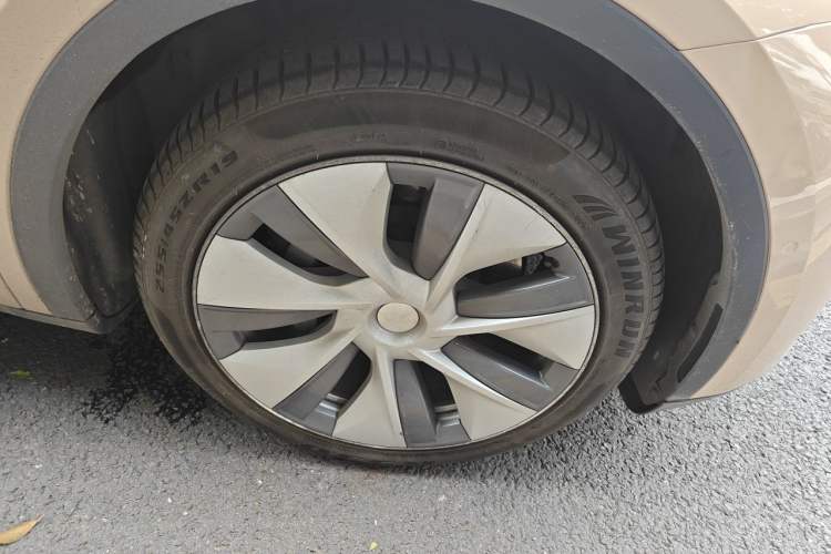 Used Tesla Model Y 2021 Standard Range Rear-Wheel Drive Version Right Front Wheel Hub