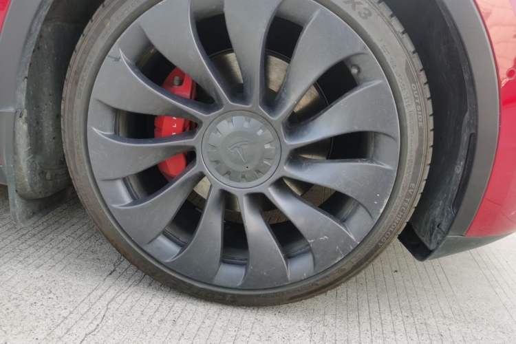Used Tesla Model Y 2021 Performance High-Performance All-Wheel-Drive Version Right Front Wheel Hub