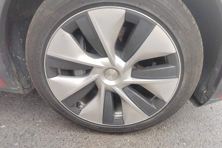 Used Tesla Model Y 2021 Long-Range All-Wheel-Drive Version 3D7 Right Front Wheel Hub