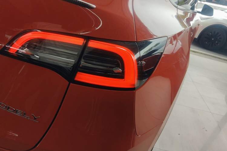 Used Tesla Model Y 2021 Standard Range Rear-Wheel Drive Version Right Rear Taillight