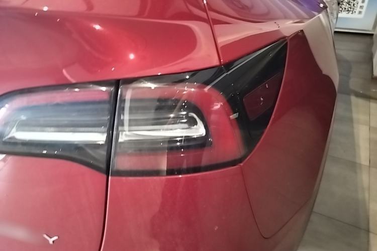 Used Tesla Model Y 2021 Long-Range All-Wheel-Drive Version Right Rear Taillight