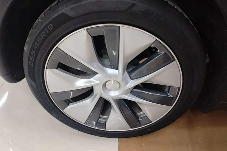 Used Tesla Model Y 2021 Standard Range Rear-Wheel Drive Version Right Rear Wheel Hub