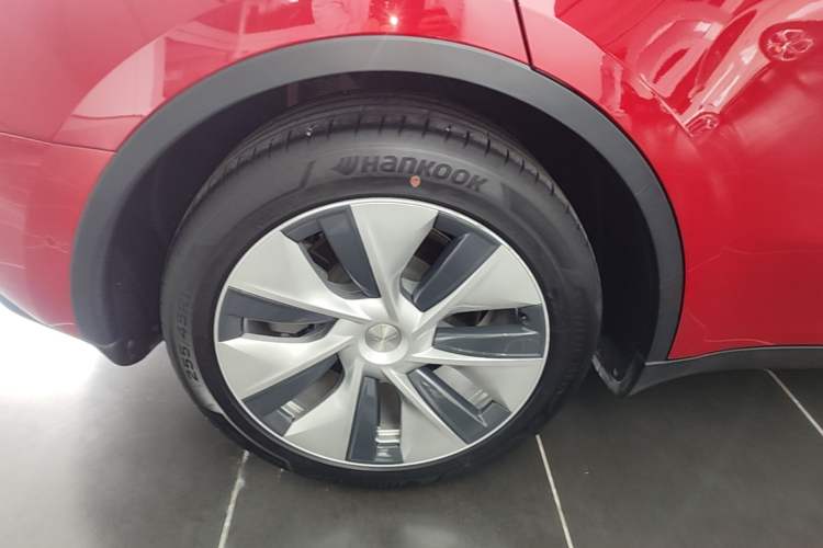 Used Tesla Model Y 2021 Standard Range Rear-Wheel Drive Version Right Rear Wheel Hub