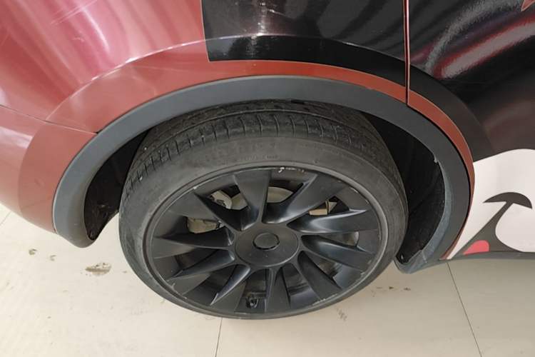 Used Tesla Model Y 2021 Standard Range Rear-Wheel Drive Version Right Rear Wheel Hub