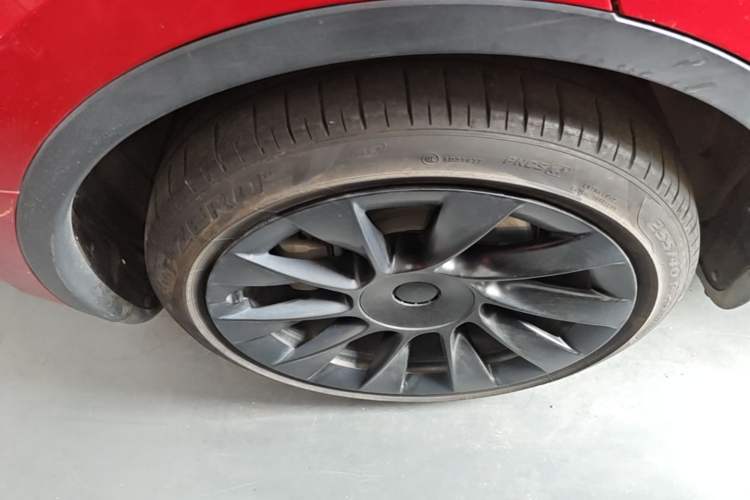 Used Tesla Model Y 2021 Long-Range All-Wheel-Drive Version Right Rear Wheel Hub