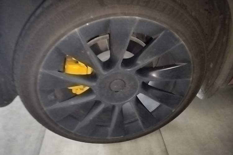 Used Tesla Model Y 2021 Long-Range All-Wheel-Drive Version Right Rear Wheel Hub