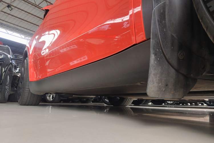 Used Tesla Model Y 2021 Standard Range Rear-Wheel Drive Version Right Side Sill