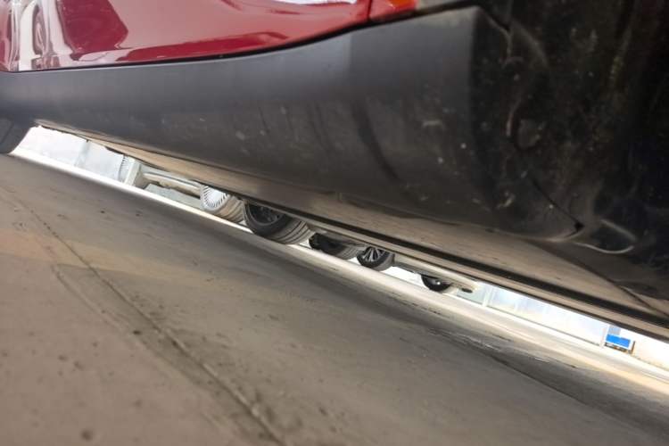 Used Tesla Model Y 2021 Long-Range All-Wheel-Drive Version Right Side Sill