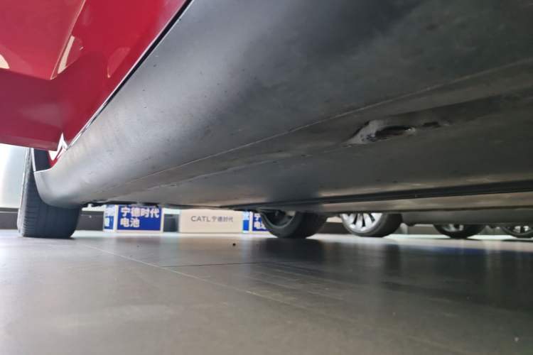 Used Tesla Model Y 2021 Long-Range All-Wheel-Drive Version Right Side Sill