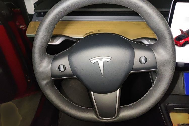 Used Tesla Model Y 2021 Long-Range All-Wheel-Drive Version Steering Wheel