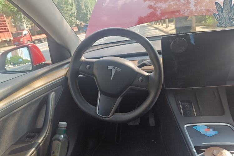 Used Tesla Model Y 2021 Long-Range All-Wheel-Drive Version Steering Wheel