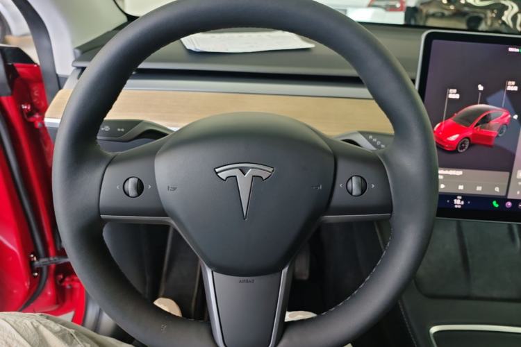 Used Tesla Model Y 2021 Long-Range All-Wheel-Drive Version Steering Wheel