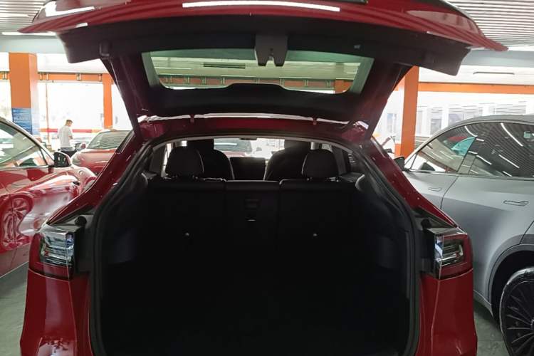 Used Tesla Model Y 2021 Standard Range Rear-Wheel Drive Version Trunk