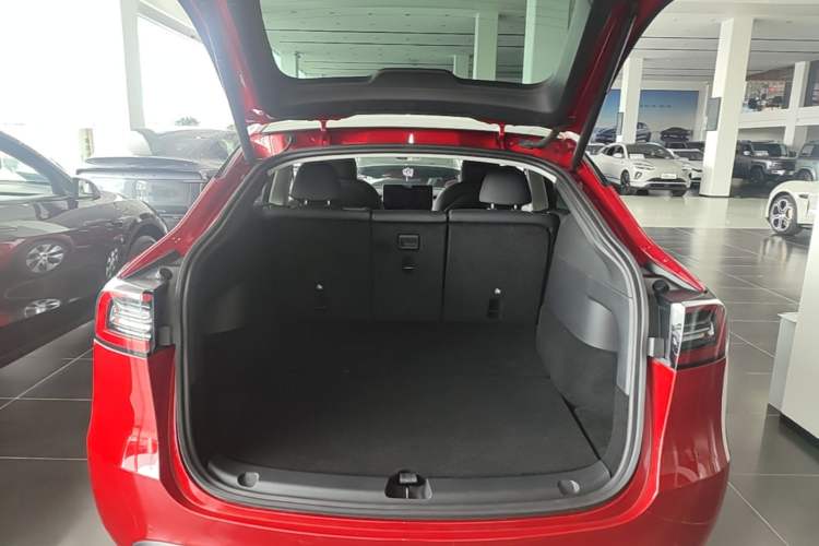 Used Tesla Model Y 2021 Standard Range Rear-Wheel Drive Version Trunk