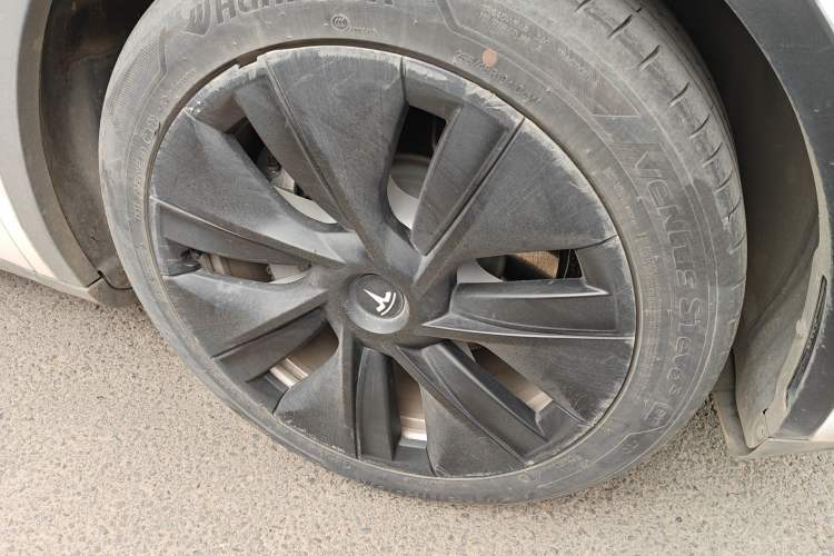 Used Tesla Model Y 2021 Long-Range All-Wheel-Drive Version 3D7 Right Front Wheel Hub