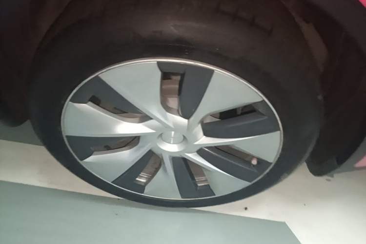 Used Tesla Model Y 2021 Long-Range All-Wheel-Drive Version Right Rear Wheel Hub