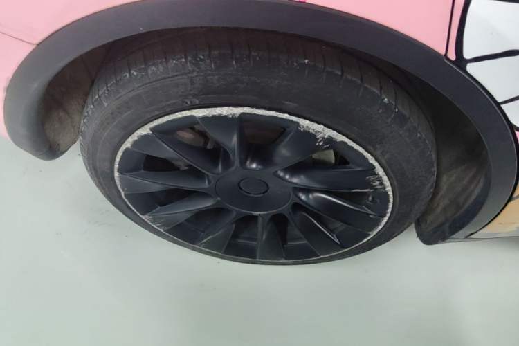 Used Tesla Model Y 2021 Standard Range Rear-Wheel Drive Version Right Rear Wheel Hub