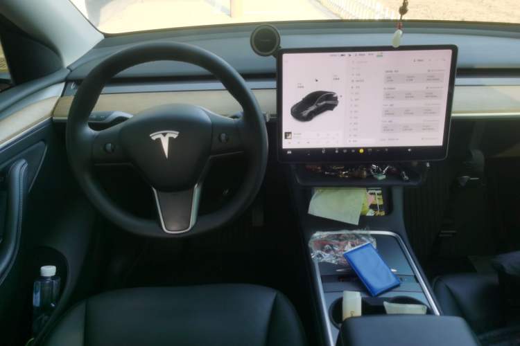 Used Tesla Model Y 2021 Long-Range All-Wheel-Drive Version Center Console