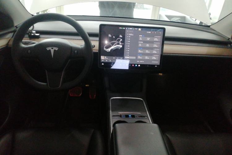 Used Tesla Model Y 2021 Standard Range Rear-Wheel Drive Version Center Console