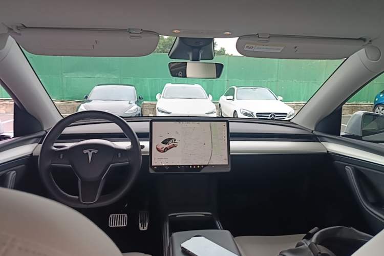 Used Tesla Model Y 2021 Standard Range Rear-Wheel Drive Version Center Console
