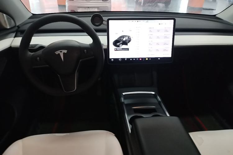 Used Tesla Model Y 2021 Standard Range Rear-Wheel Drive Version Center Console