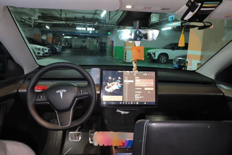 Used Tesla Model Y 2021 Standard Range Rear-Wheel Drive Version Center Console