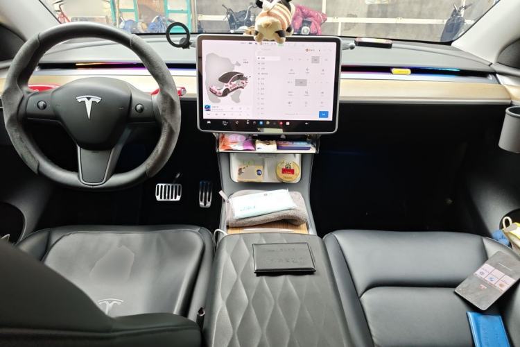 Used Tesla Model Y 2021 Standard Range Rear-Wheel Drive Version Center Console