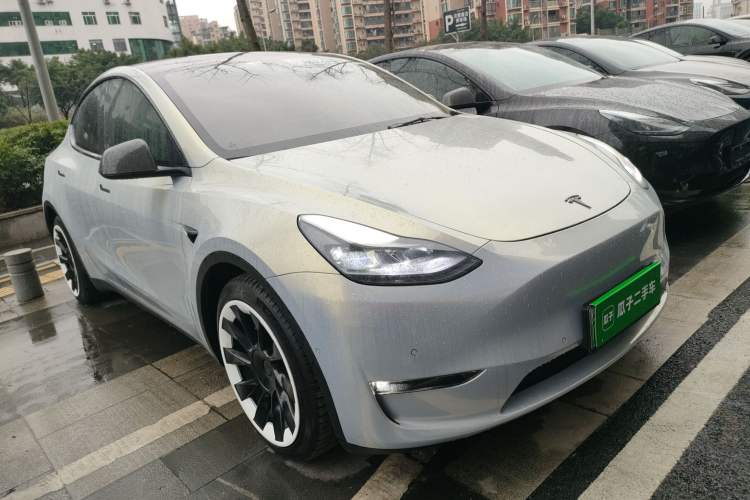 Used Tesla Model Y 2021 Long-Range All-Wheel-Drive Version 3D7 Front Right 45 Deg