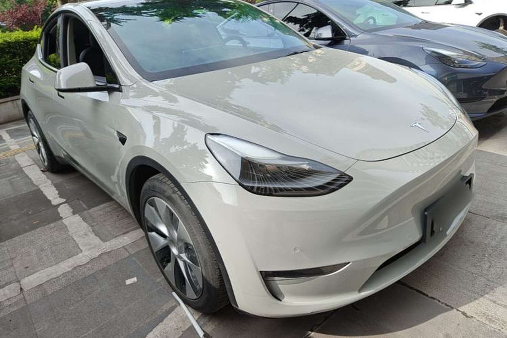 Used Tesla Model Y 2021 Long-Range All-Wheel-Drive Version Front Right 45 Deg