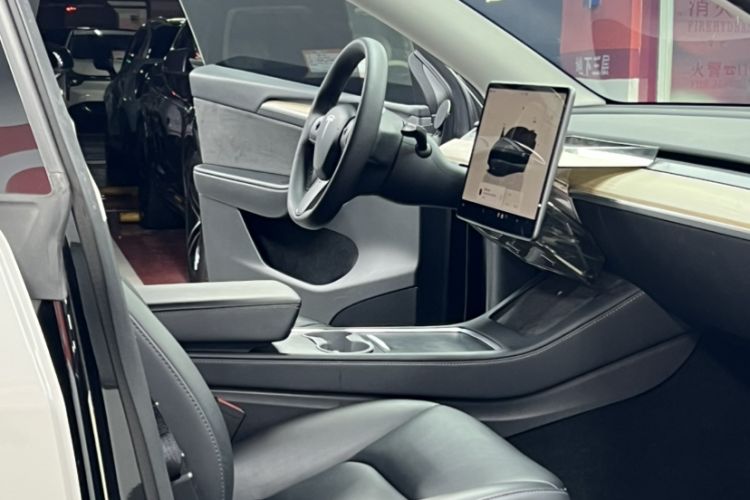 Used Tesla Model Y 2021 Revised Version 2 Long-Range All-Wheel-Drive Edition Interior 3