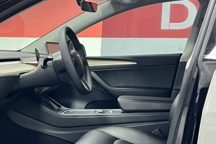 Used Tesla Model Y 2021 Revised Version 2 Long-Range All-Wheel-Drive Edition Interior 4
